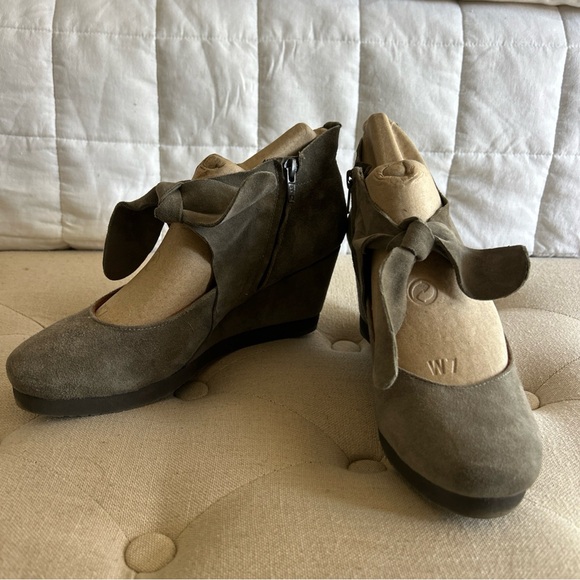 gentle souls Shoes - Gentle Souls Kenneth Cole Dawnest Gray Suede Wedge Ankle Shoes  Bow Size 7M